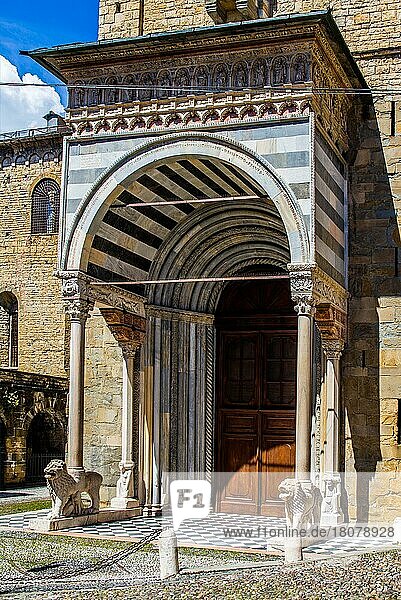 Südlicher Eingang zur Kathedrale Santa Maria Maggiore mit weißen Löwen  Bergamo  Lombardei  Italien  Bergamo  Lombbardei  Italien  Europa