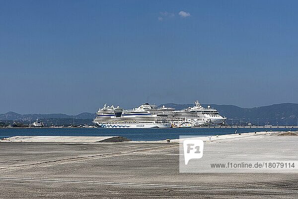 Kreuzfahrtschiffe  Hafen  Kerkyra  Insel Korfu  Ionische Inseln  Griechenland  Europa