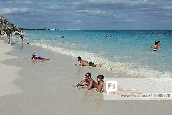 Urlauber am Strand  Riviera Maya  Yucatan-Halbinsel  Mexiko  Mittelamerika