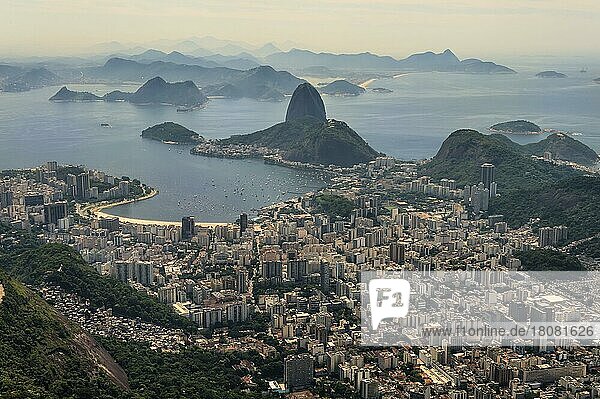 Blick über Botafogo  Pao Acucar  Zuckerhut  vom Corcovado  Rio de Janeiro  Brasilien  Südamerika
