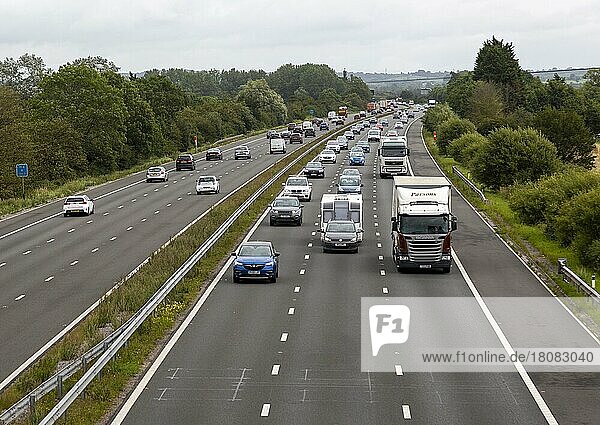 Verkehrsfahrzeuge auf der Autobahn M4  Blick nach Osten aus der Nähe von Dauntsey  Wiltshire  England  UK