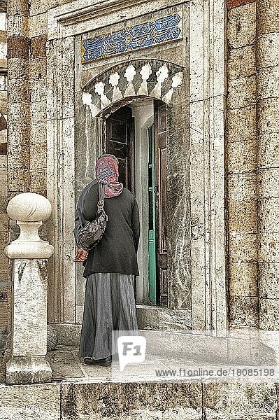 Frau vor Fatma Hatun Mausoleum  Konya  Anatolien  Türkei  Asien
