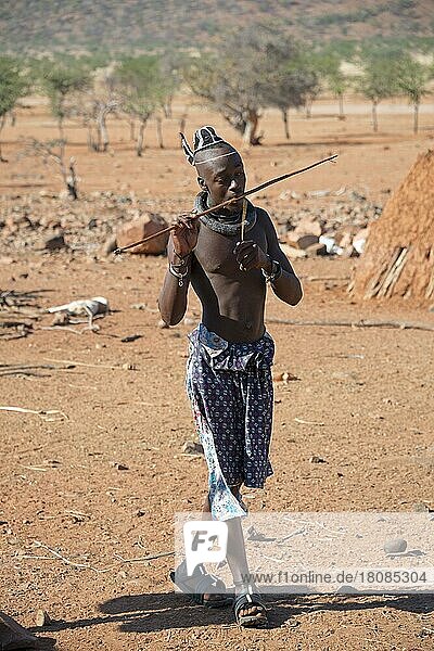 Himbamann musiziert  Kaokoveld  Namibia  Afrika