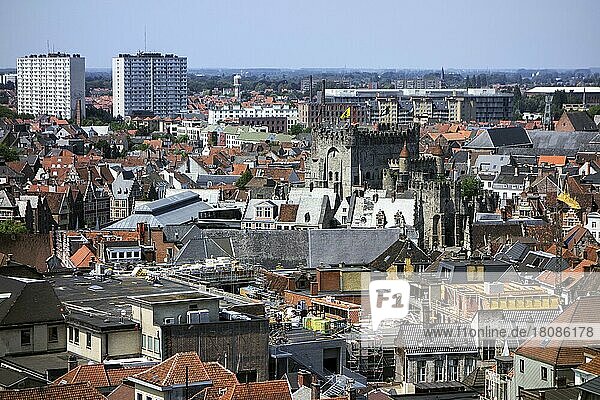 Blick über Häuser  Wohnungen und den mittelalterlichen Gravensteen  Burg der Grafen im historischen Zentrum von Gent  Belgien  Europa