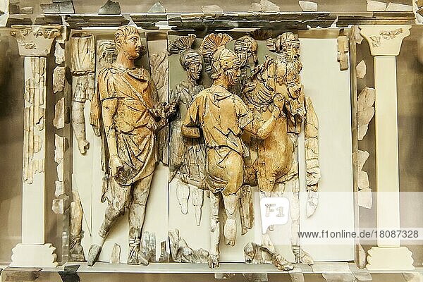 Elfenbein-Fries  Römer und Krieger  Möbelstück  Ephesos-Museum Selcuk  2. Jahrhundert n. Chr.Selcuk  Provinz Izmir  Ägäisregion  Türkei  Ägäis  Asien