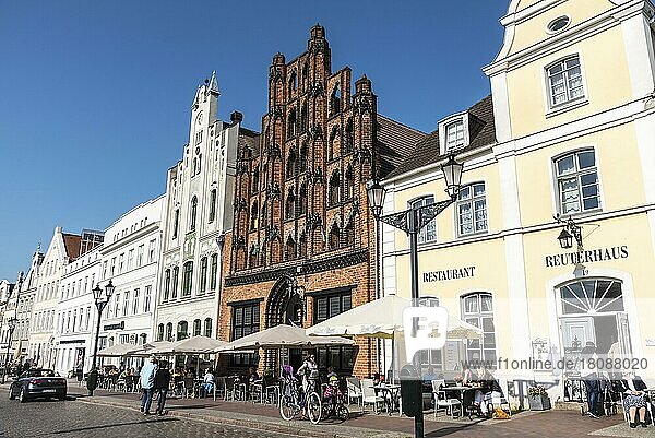 Historische Giebelhäuser  Restaurant  Marktplatz  Wismar  Mecklenburg-Vorpommern  Deutschland  Europa