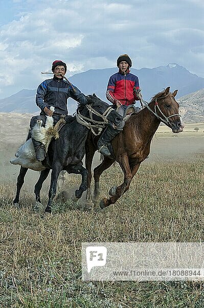 Traditioneller Kokpar oder Buzkashi in den Außenbezirken des Gabagly-Nationalparks  Shymkent  Südregion  Kasachstan  Zentralasien  Nur für redaktionellen Gebrauch  Asien