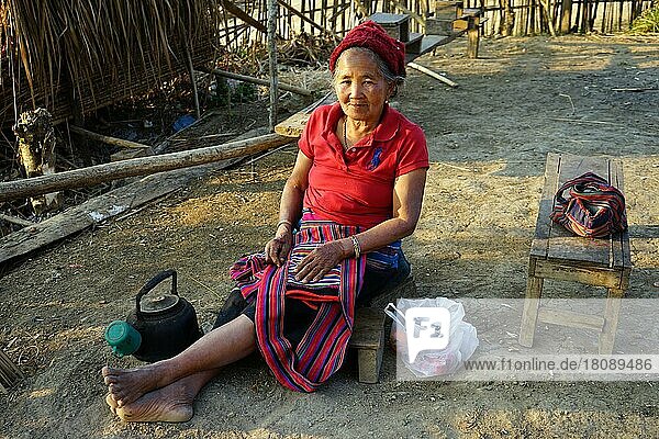 Frau mit Tasche  Khmu  Chom Ong  Chomong  Ban Chom Ong  Oudomxay Provinz  Udomxay Provinz  Laos  Asien