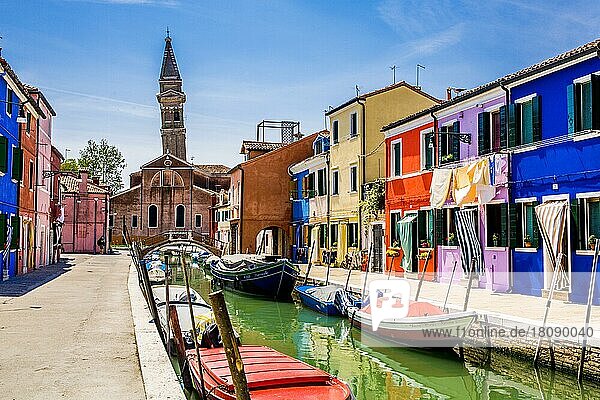Chiesa San Martino mit schiefem Turm  Insel Burano mit ihren bunten Fischerhäusern an Kanälen in der Lagune von Venedig  Venetien  Italien  Venedig  Venetien  Italien  Europa