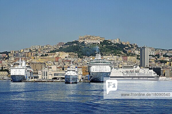 Kreuzfahrtschiffe im Hafen  Castel Sant Elmo  Burg  Neapel  Kampanien  Italien  Europa