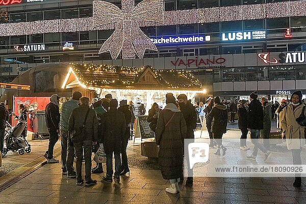 Menschen  Weihnachtsmarkt  Tauentzienstraße  Charlottenburg  Berlin  Deutschland  Europa
