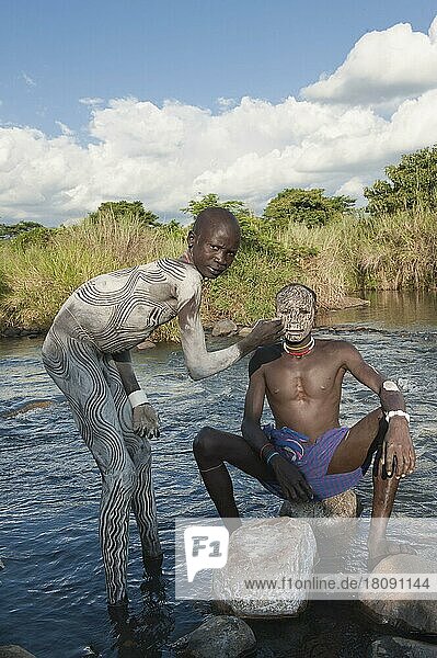 Surma-Männer mit Körperbemalung  Gesichtsbemalung  im Fluss  Surma-Stamm  Kibish  Omo-Tal  Äthiopien  Afrika