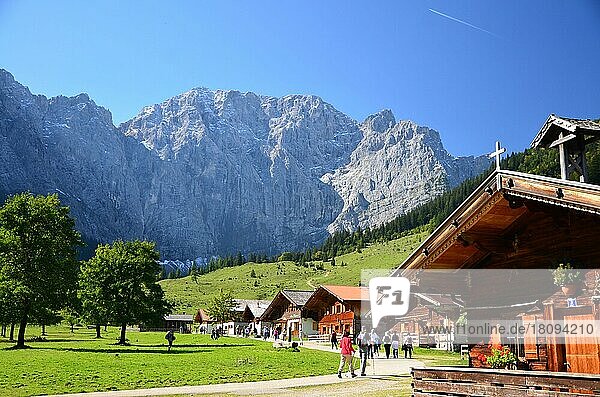 Ahornboden  Bauernhaeuser  Eng  Eng-Almen  Alm  Naturschutzgebiet  Karwendelgebirge  Tirol  Österreich  Europa