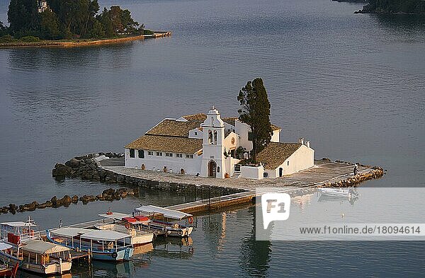 Blick von Kanoni auf Insel Vlacherna mit Kloster  bei Kerkira  Korfu  Ionische Inseln  Griechenland  Europa