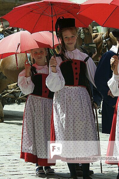 Tänzelfest  Schirm  Schirme  Kaufbeuren  Allgäu  Bayern  Deutschland  Europa