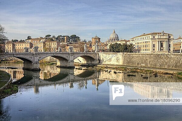 Brücke Ponte Vittorio Emanuele über den Tiber  Petersdom Rom  Latium  Lazio  Italien  Europa