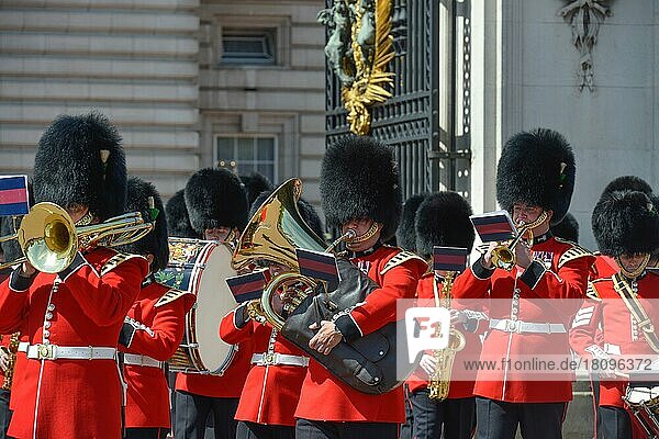 Band  Changing of the Guard  Buckingham Palace  London  England  United Kingdom  Europe