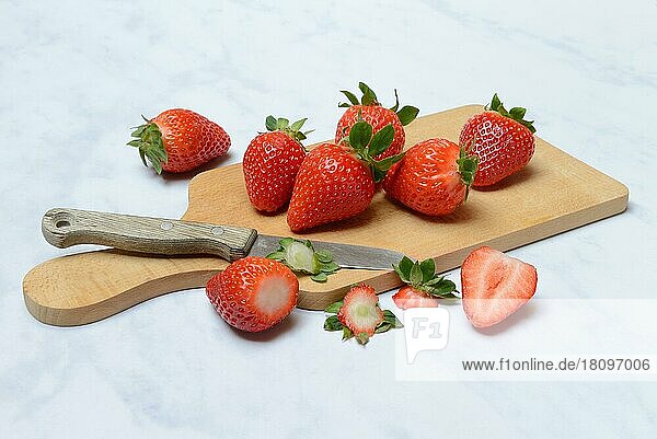 Erdbeeren auf Holzbrett  Fragaria x ananassa