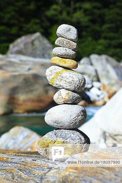 Gestapelte Steine  ausgeglichen  Ausgeglichenheit  Gleichgewicht  Stapel  Verzasca-Tal  Tessin  Schweiz  Europa