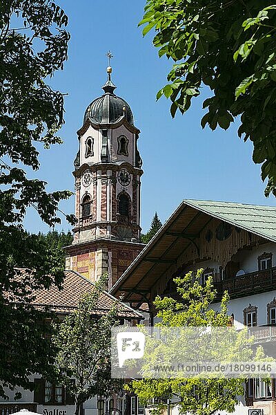 Glockenturm der Pfarrkirche St. Peter und Paul mit Lüftlmalerei  Mittenwald  Werdenfelser Land  Oberbayern  Bayern  Deutschland  Europa