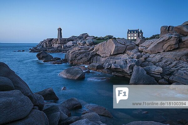 Bucht mit Haus und Leuchtturm  Côte de Granit Rose  Ploumanach  Ploumanac?h  Bretagne  Frankreich  Europa
