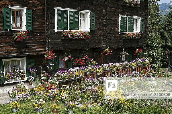 Holzhaus mit Blumendekoration  Geschinen  Kanton Wallis  Schweiz  Europa