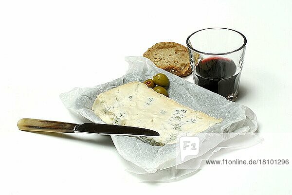Gorgonzola-Käse mit Glas Rotwein  Messer und Scheibe Brot  Blauschimmelkäse  Edelschimmel