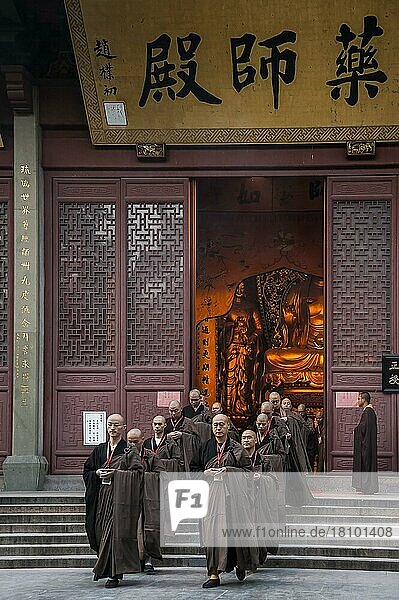Mönche verlassen andächtig einen Tempel  Kloster Lingying  Xihu  Hangzhou  Provinz Zhejiang  China  Asien