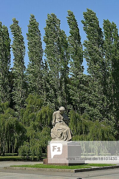 Denkmal  Mutter Russland  Sowjetisches Ehrenmal  Puschkinallee  Treptow  Berlin  Deutschland  Europa