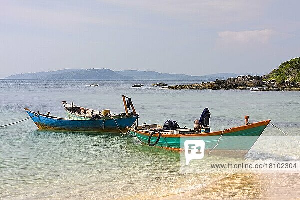 Fischerboote am Strand  Doung Dong Town  Insel Phu Quoc  Vietnam  Asien