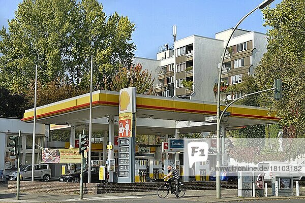 Shell-Tankstelle  Paulstraße  Mitte  Berlin  Deutschland  Europa