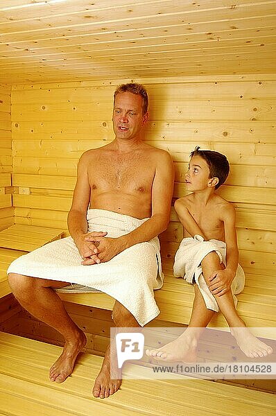Vater und Sohn in Sauna