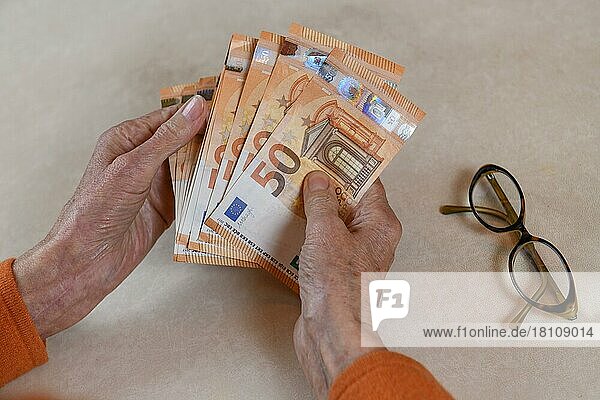 Symbolfoto  Rente  Seniorin  Hände  Geld