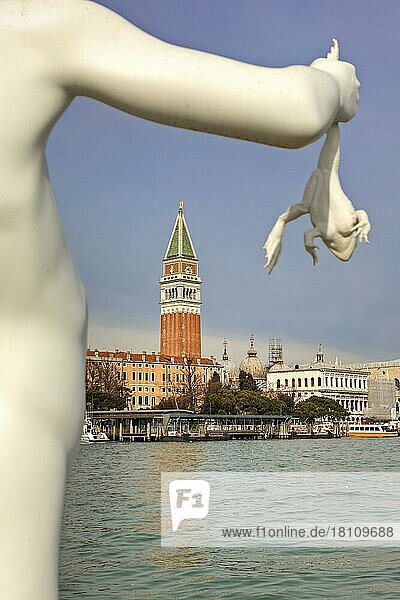 Skulptur  Junge mit Frosch  Markusturm  Markusdom  Venedig  Venetien  Campanile di San Marco  Basilica di San Marco  Venezia  Regione del Veneto  Italien  Europa