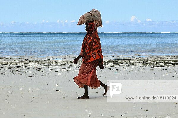 Frau am Strand  Sansibar  Tansania  Afrika