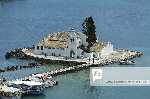 Blick von Kanoni auf Insel Vlacherna mit Kloster  bei Kerkira  Korfu  Ionische Inseln  Griechenland  Europa