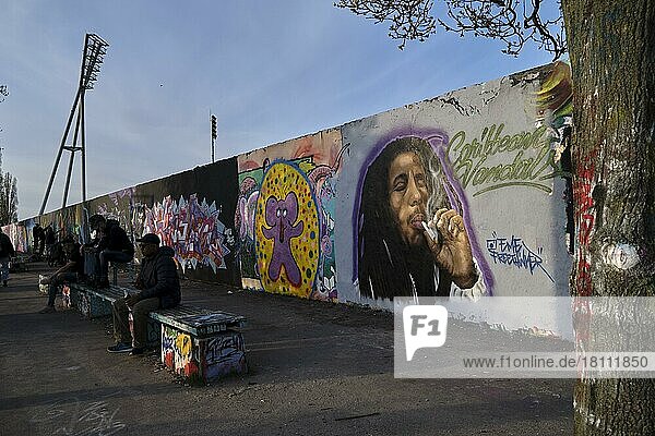 Bob Marley  Deutschland  Berlin  10. 04. 2022  Mauerpark  Graffitimauer  Werk des dominikanischen Graffitikünstlers Eme Freethinker  Europa