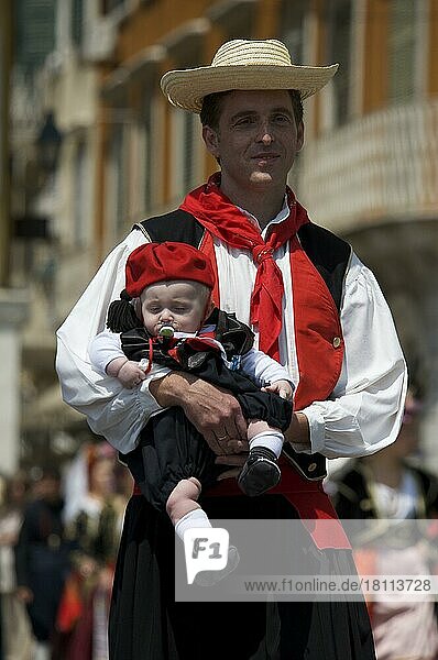 Mann mit Kind in Tracht  Fest in Kerkira  Korfu Stadt  Korfu  Ionische Inseln  Griechenland  Europa
