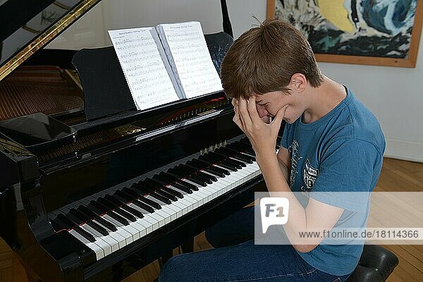 Child  Piano  Play