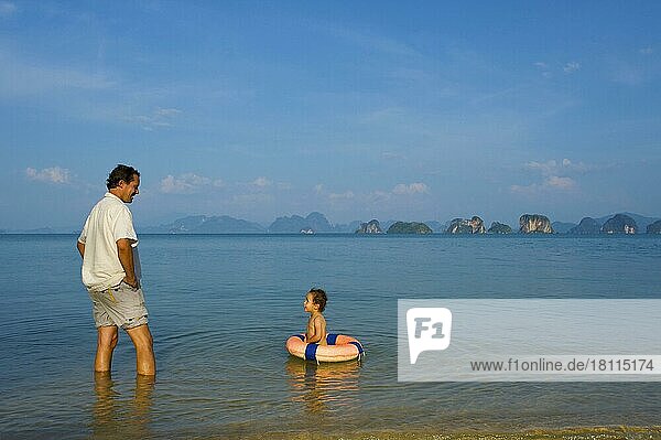 Vater mit Tochter am Strand  Insel Phuket  Thailand  Asien