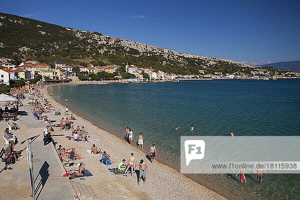 Promenade und Strand von Baska  Insel Krk  Kvarner Bucht  Adria  Kroatien  Europa