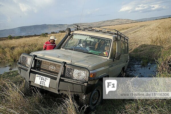 Stuck car  North Serengeti  Serengeti National Park  Tanzania  Toyota Landcruiser  Africa