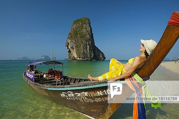 Frau auf einem Longtailboot am Laem Phra Nang Beach  Menschen  -Tail-Boot  -Tail-Boote  Tail Boot  Tail Boote  Krabi  Thailand  Asien