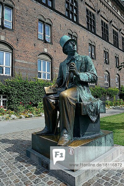 Bronzestatue von Hans Christian Andersen vor dem Rathaus  Kopenhagen  Dänemark  Europa