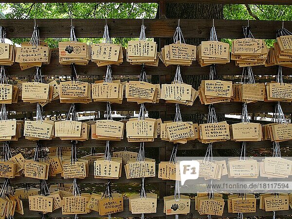 Holztafeln mit Wünschen  Wunschtäfelchen  Wunschtafel  Holztäfelchen  Wünsche  Meiji Jingu Shrine  Tokio  Japan  Asien