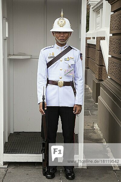 Guard soldier  Royal Palace Wat Phra Kaew  Bangkok  Thailand  Asia