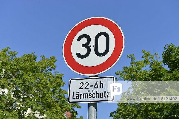 Schild  Tempo 30  Seesener Straße  Wilmersdorf  Berlin  Deutschland  Europa