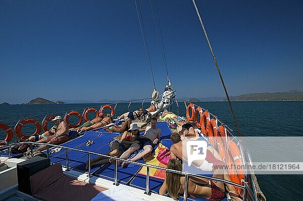 Blaue Reise  küste  Güllet Ausflugsboot an der türkische Ägäis  türkische Ägäis  Küste bei Fethiye  Türkei  Asien