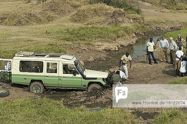 Touristen und Tourführer  Bergung von Auto  Serengeti Nationalpark  Tansania  Tourguides  Toyota Landcruiser  Jeep  Afrika