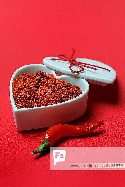 Chilipulver in Schale mit Herzform  Chilischoten (Capsicum annuum)  I love Chili